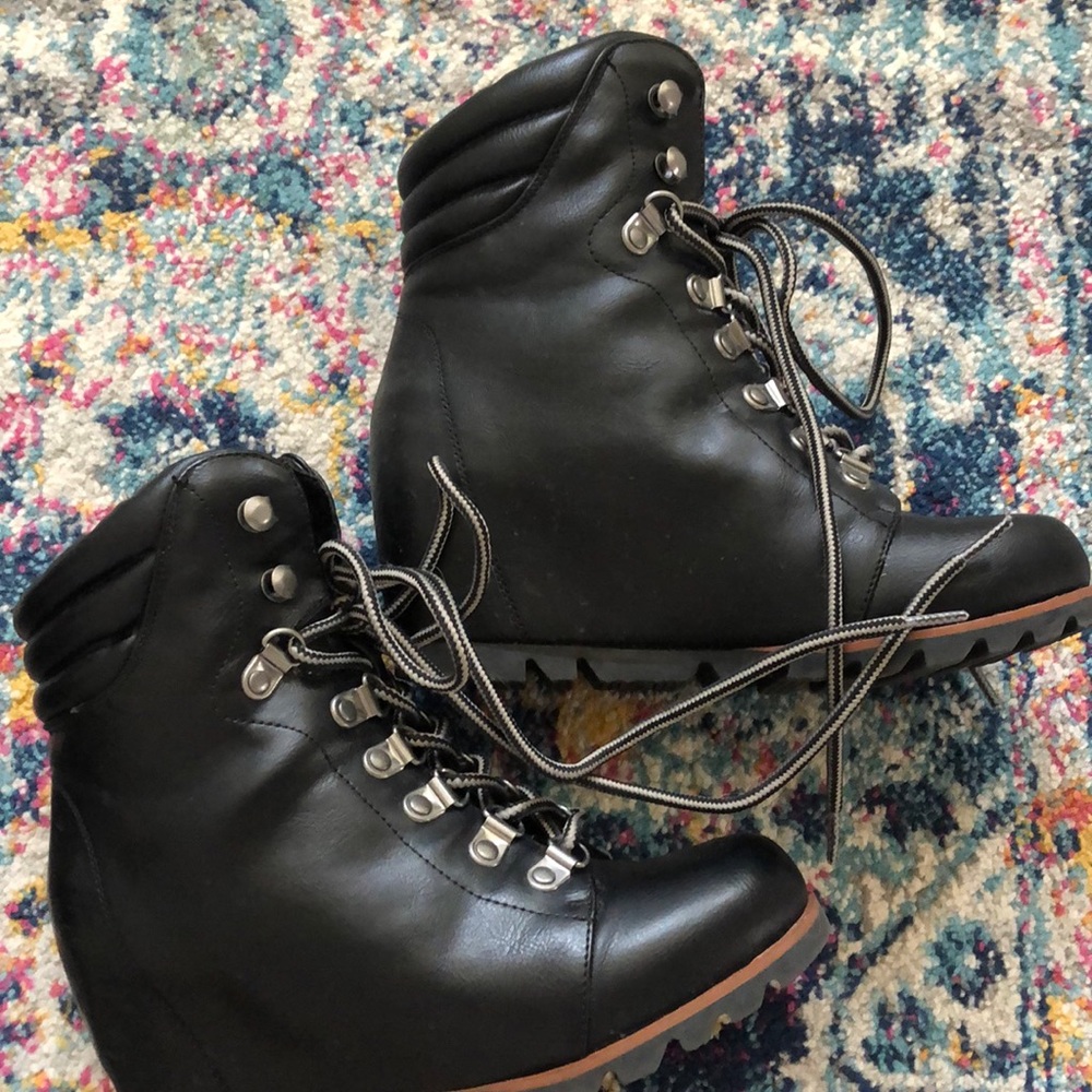 Super cute in like new condition wedge boots